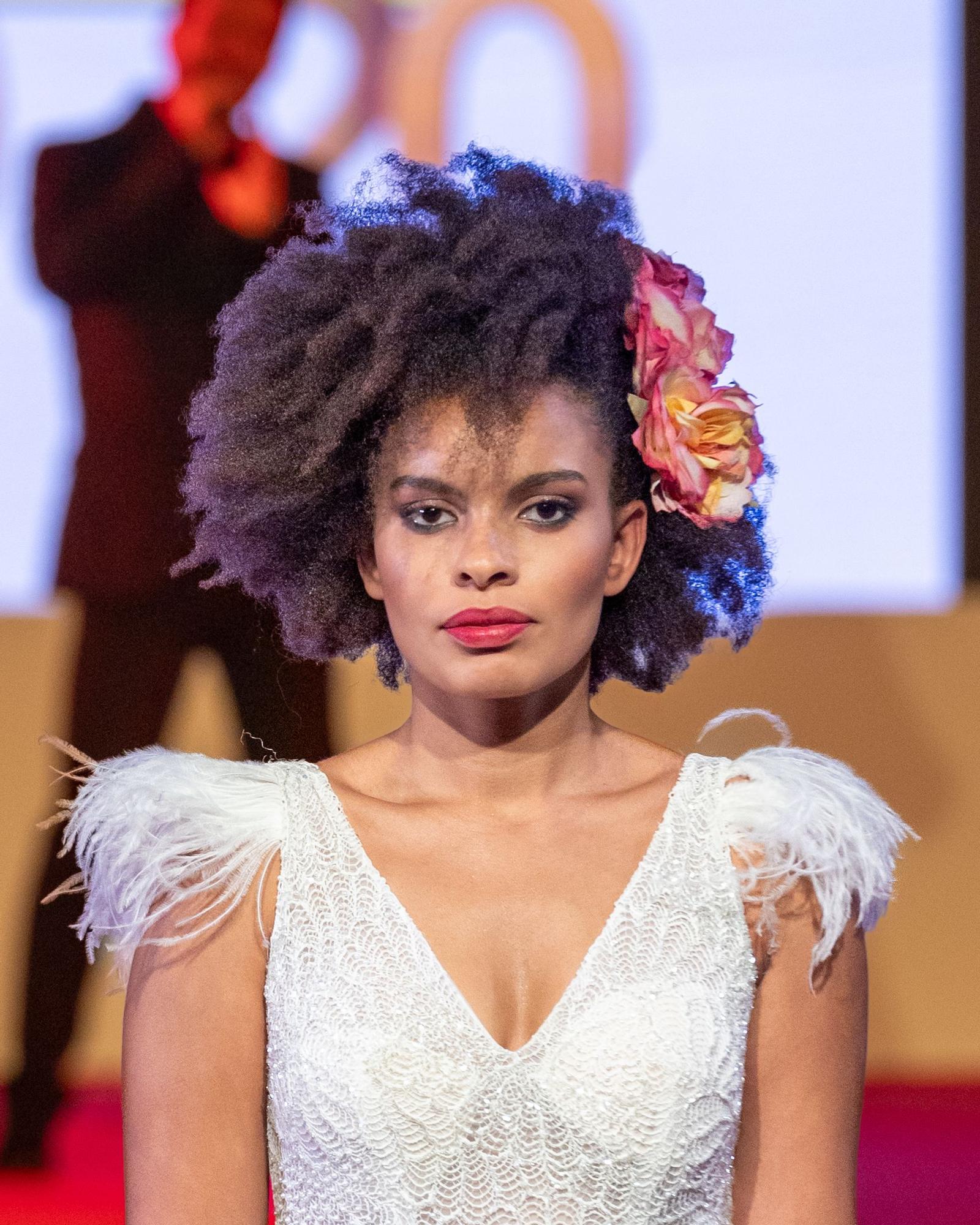 Aura salvaje, un peinado para presumir de pelo rizado y afro.