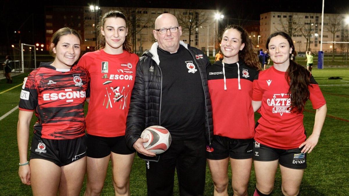 Imano Ruiz, técnico del Gaztedi posa en el campo de Lakua con las cuatro jóvenes jugadoras que han dado el salto el curso