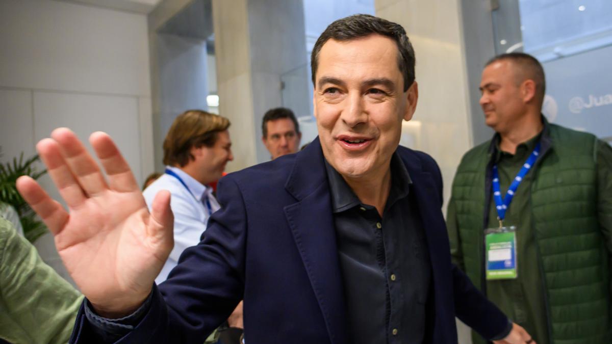 El presidente de la Junta de Andalucía, Juanma Moreno, a su llegada a la sede del PP en Sevilla, tras cerrarse los colegios electorales.
