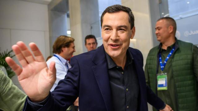 El presidente de la Junta de Andalucía, Juanma Moreno, a su llegada a la sede del PP en Sevilla, tras cerrarse los colegios electorales.