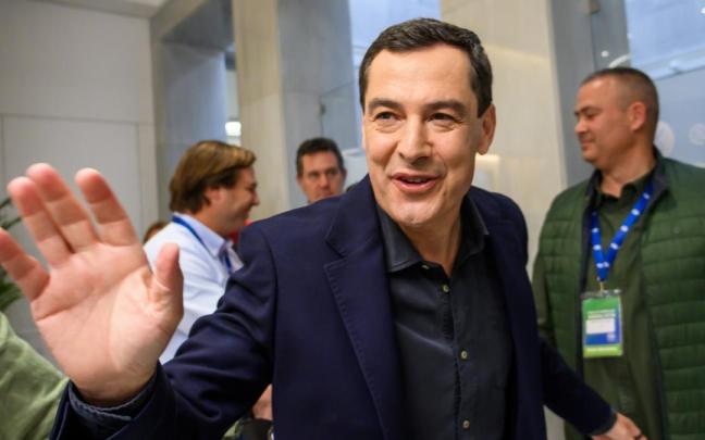 El presidente de la Junta de Andalucía, Juanma Moreno, a su llegada a la sede del PP en Sevilla, tras cerrarse los colegios electorales.