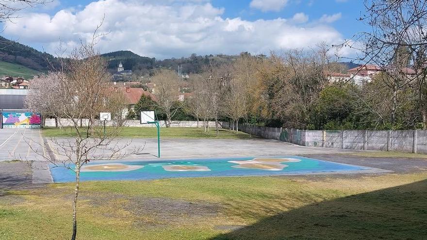 Zona del patio del Arteko Gure Ama donde se quieren instalar nuevos juegos