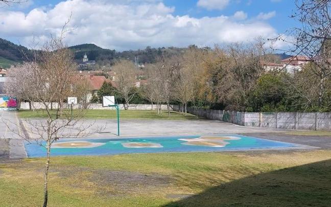 Zona del patio del Arteko Gure Ama donde se quieren instalar nuevos juegos / Ayuntamiento de Artziniega Zona del patio del Arteko Gure Ama donde se quieren instalar nuevos juegos