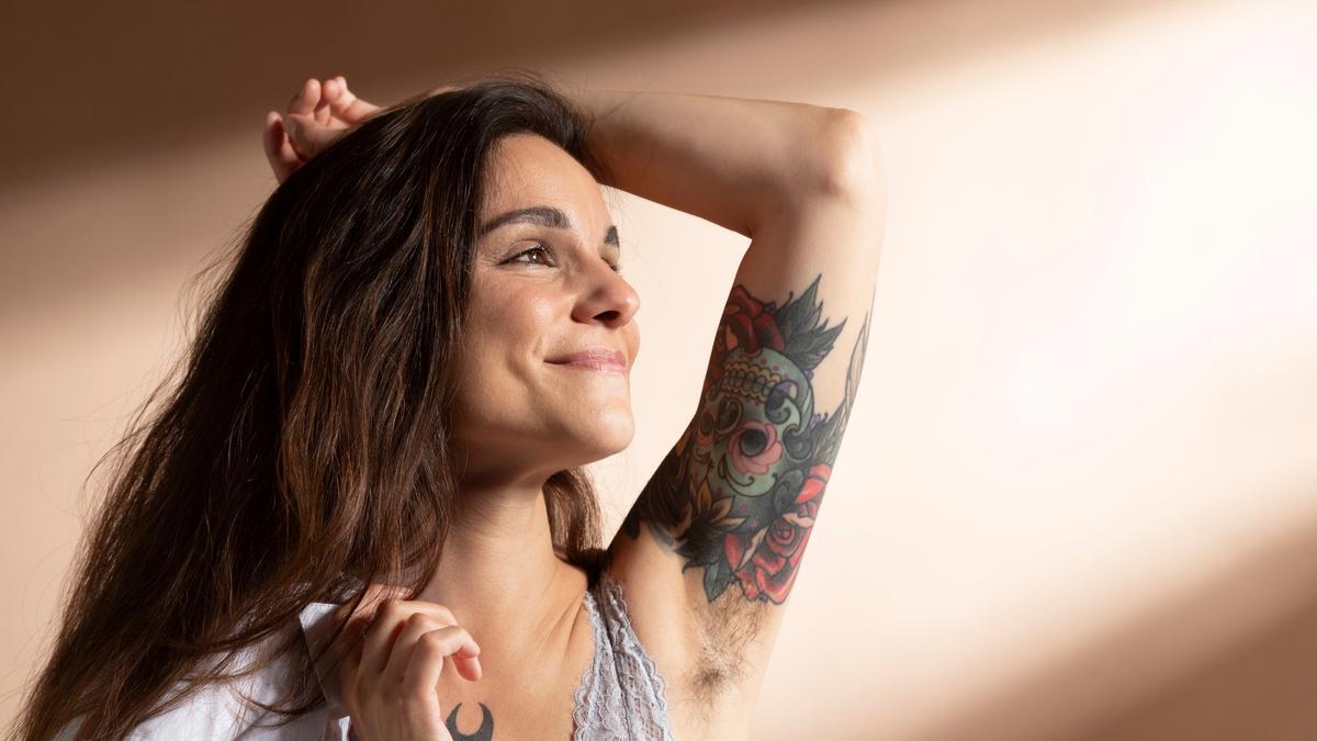 Mujer con tatuajes en el brazo interno.