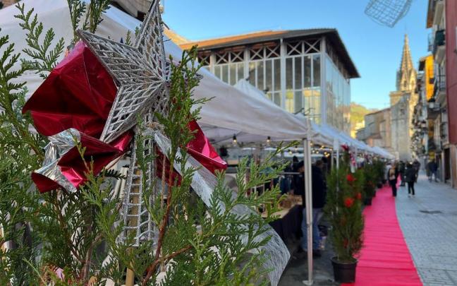 Los adornos navideños y la música propia de estas fecha acompañarán al desarrollo del Mercado de Navidad el próximo sábado.