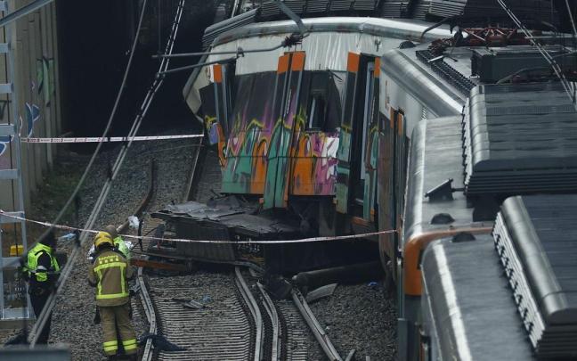 Un muerto y 37 heridos al chocar un tren con un muro caído a la vía en Gelida