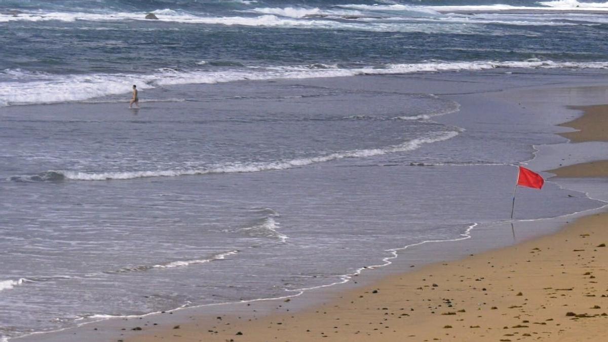 ¿Por qué las banderas de las playas tienen rayas negras?