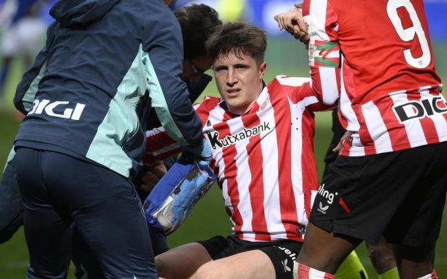 Mikel Jauregizar, tras lesionarse contra el Oviedo.