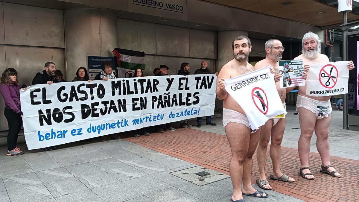 Varios manifestantes en pañales protestan contra los recortes sociales ante la delegación del Gobierno vasco en Bilbao.