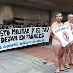 Varios manifestantes en pañales protestan contra los recortes sociales ante la delegación del Gobierno vasco en Bilbao.