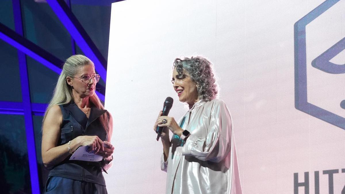 Anne Igartiburu junto a Ibone Bengoetxea en la gala.