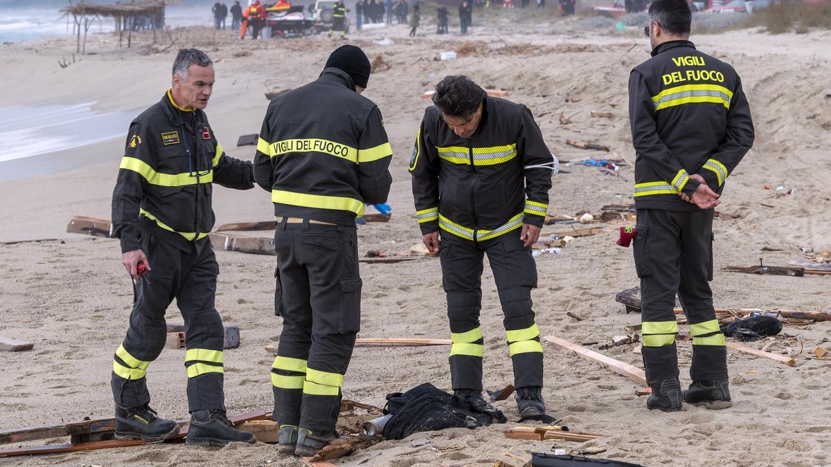 Una niña de 3 años, la 71 víctima del naufragio en las costas de Calabria.