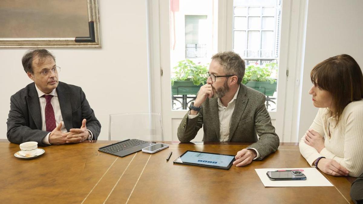 Alberto Martínez y Esther Apraiz se han reunido en la sede de Eudel.