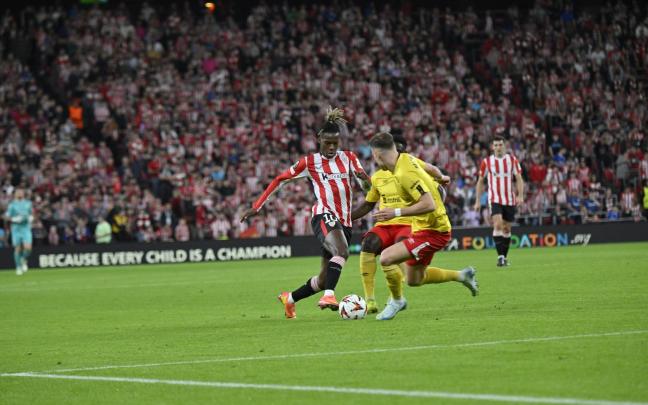 Nico Williams encara a la defensa del Elfsborg anoche en San Mamés. / OSKAR GONZÁLEZ