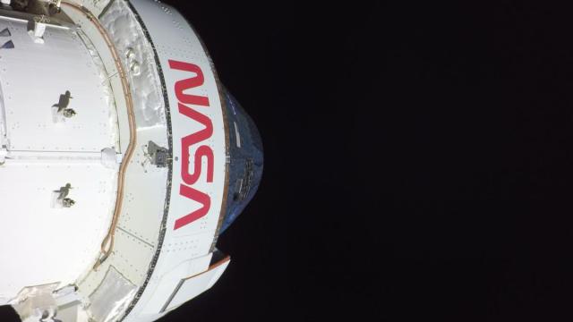 La nave Orion durante su misión a la Luna.