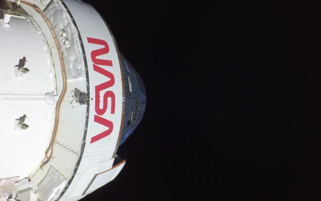 La nave Orion durante su misión a la Luna.