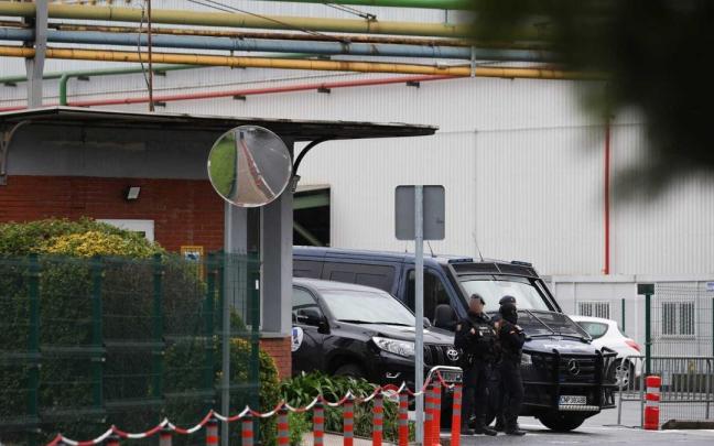 Imagen del registro policial en la sede de Sidenor en Basauri.