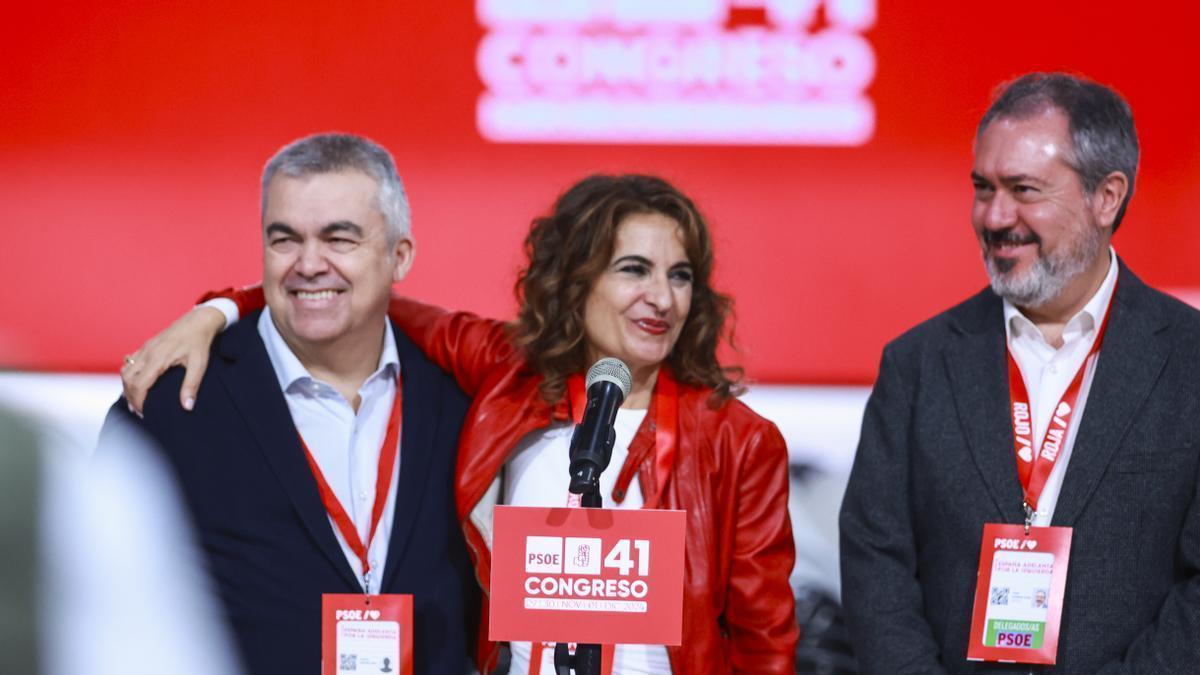 La vicesecretaria general del PSOE y vicepresidenta primera y ministra de Hacienda, María Jesús Montero, junto al secretario de Organización del PSOE, Santos Cerdán, durante la apertura del 41 Congreso Federal del PSOE.