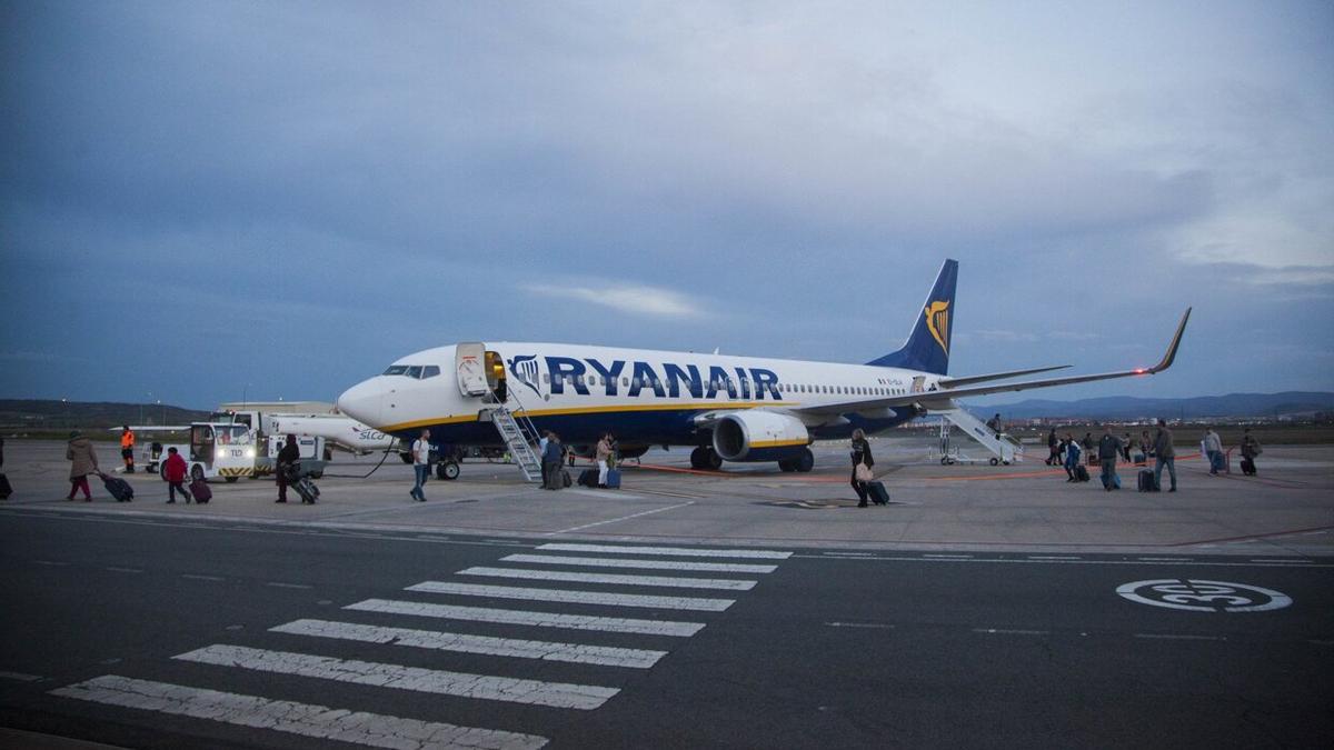 Aeronave de Ryanair recién aterrizada en Foronda.