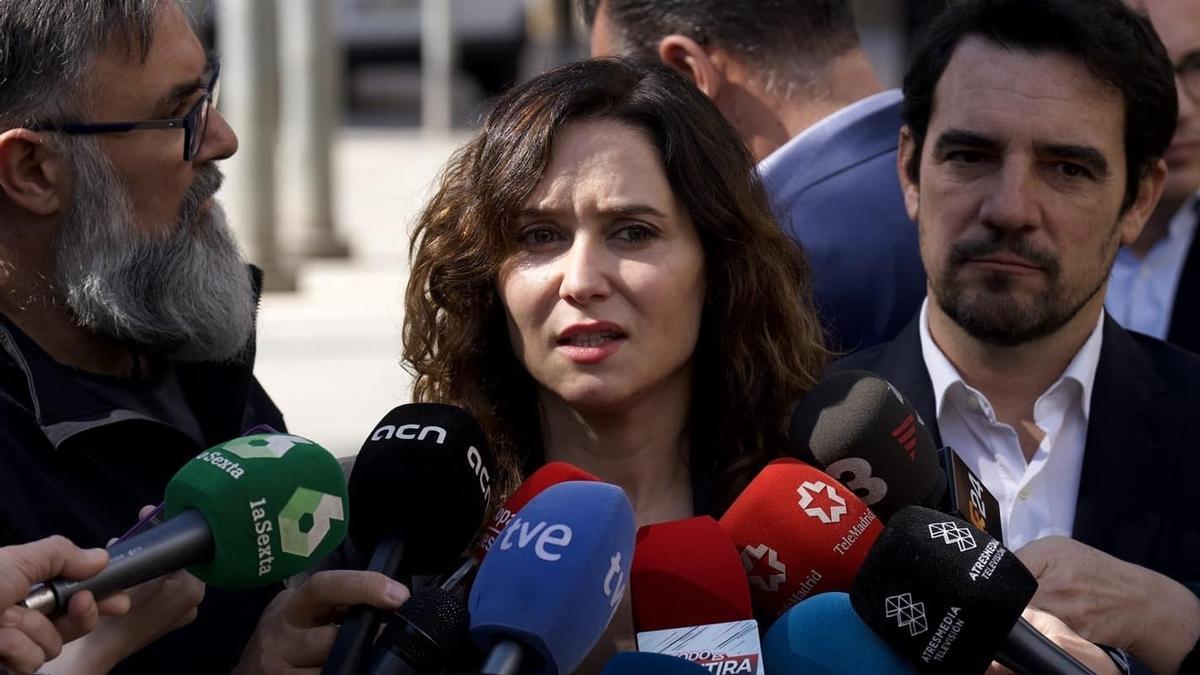 La presidenta de la Comunidad de Madrid, Isabel Díaz-Ayuso, atiende a los medios