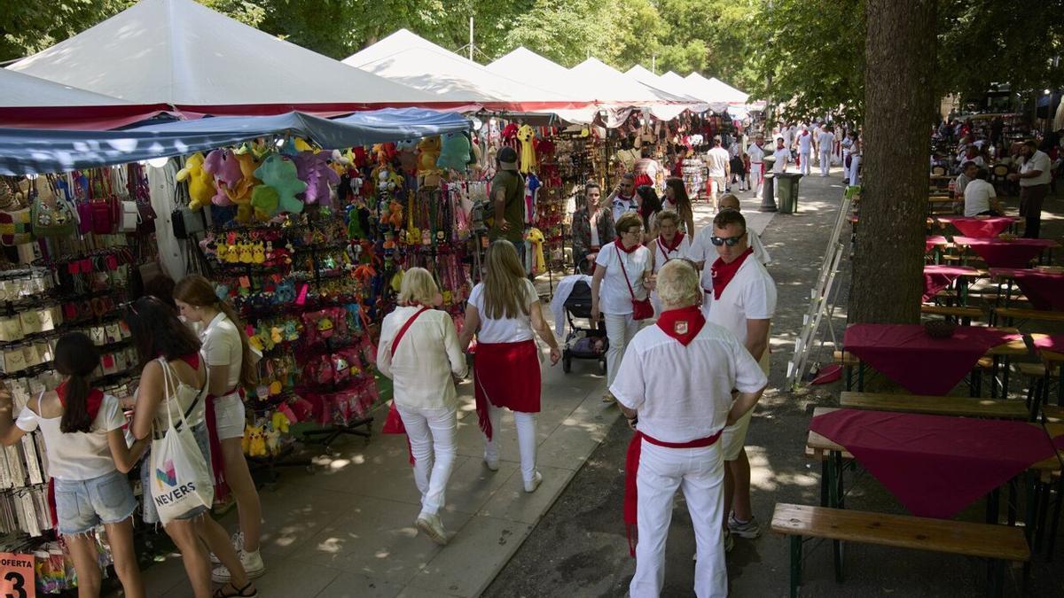 Cientos de personas, visitando los stands de la Taconera para ver y comprar lo que ofrecen los vendedores.