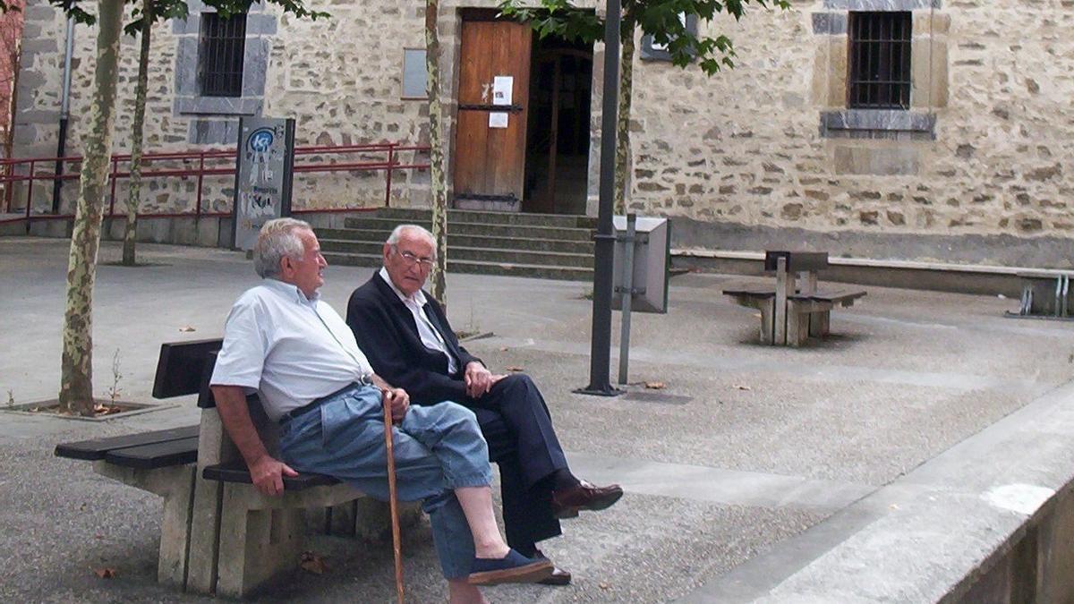 Dos hombres mayores conversando en el exterior de la Casa de Cultura de Amurrio