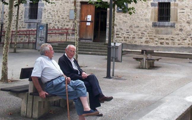 Dos hombres mayores conversando en el exterior de la Casa de Cultura de Amurrio