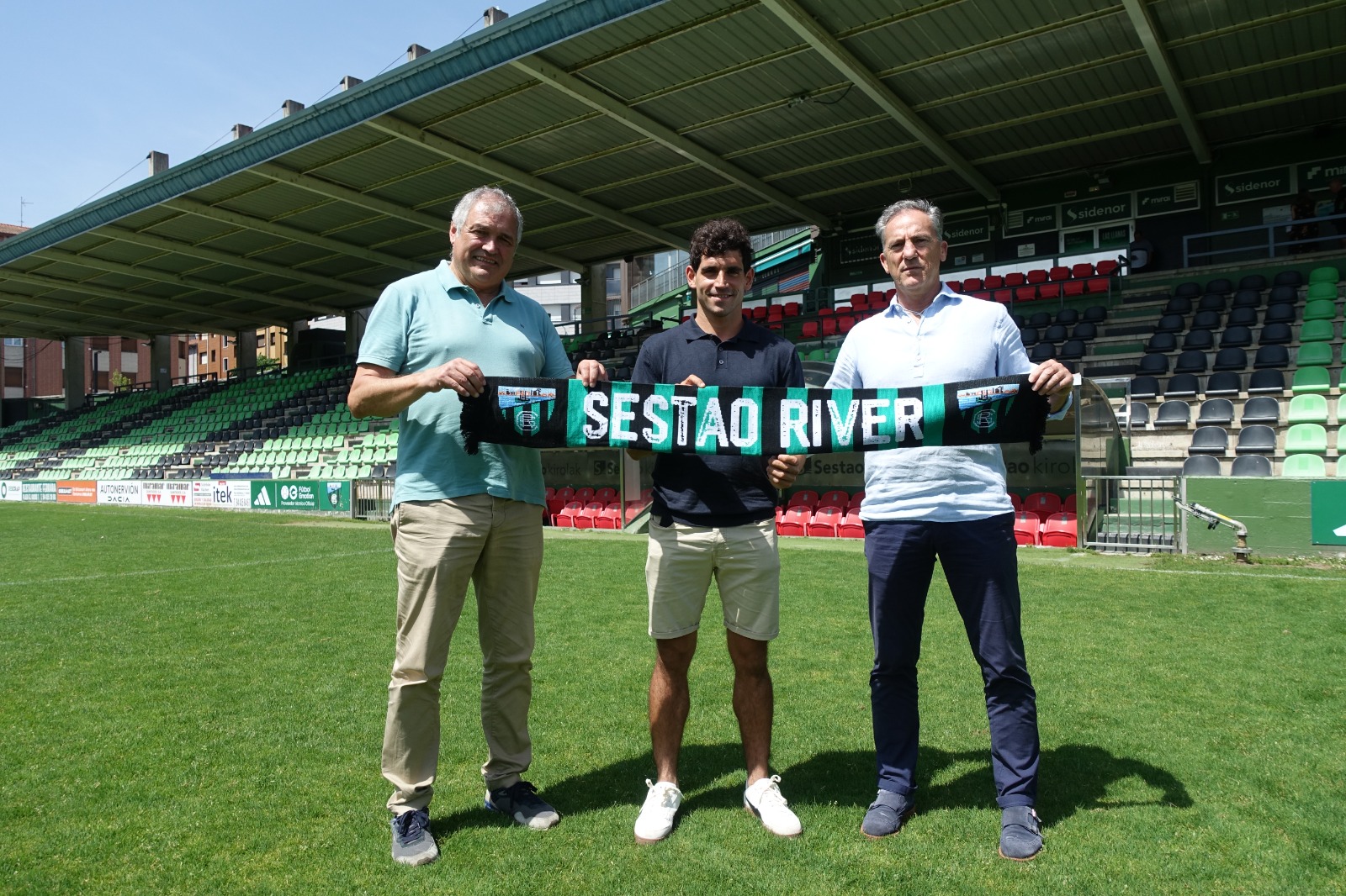 Castro, Urquía y Larrazabal, hoy en Las Llanas durante el acto de presentación del nuevo técnico verdinegro