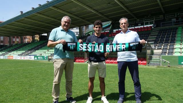 Castro, Urquía y Larrazabal, hoy en Las Llanas durante el acto de presentación del nuevo técnico verdinegro