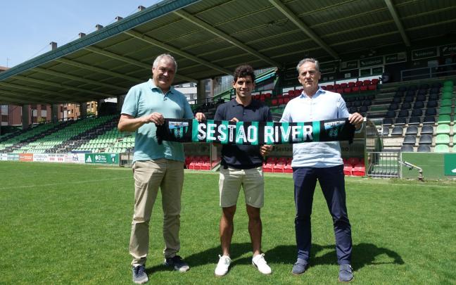 Castro, Urquía y Larrazabal, hoy en Las Llanas durante el acto de presentación del nuevo técnico verdinegro
