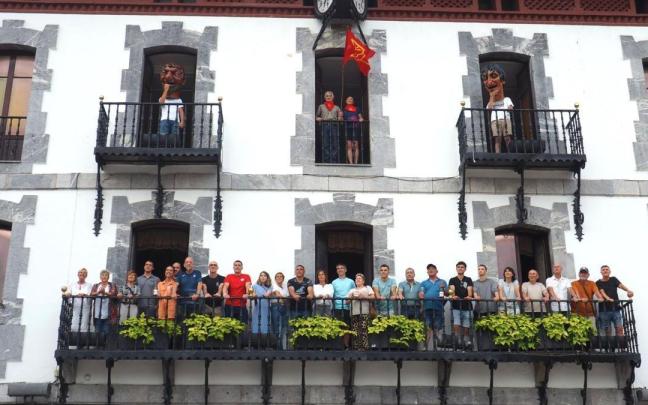 Los representantes de los diferentes colectivos que hacen posible las fiestas con su trabajo aprovecharon la fachada de la casa consistorial para sacarse la foto de grupo.