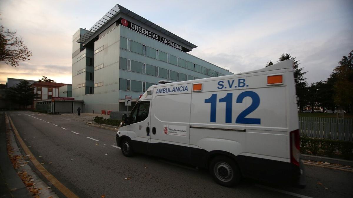 Imagen de archivo de una ambulancia llegando al Hospital Universitario de Navarra. JAVIER BERGASA