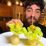 El Youtuber DeTapasConRufo probando el grillo de Bilbao