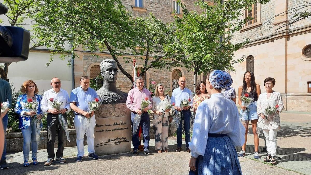 Acto de homenaje organizado por EAJ-PNV en Gasteiz a Estepan Urkiaga 'Lauaxeta'. EP