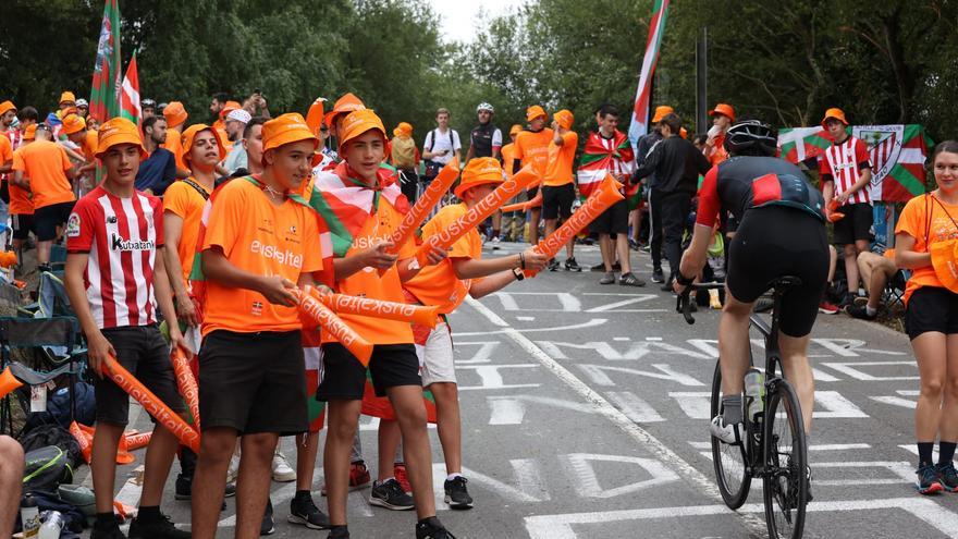 Ambiente festivo en Pike Bidea a la espera del pelotón del Tour