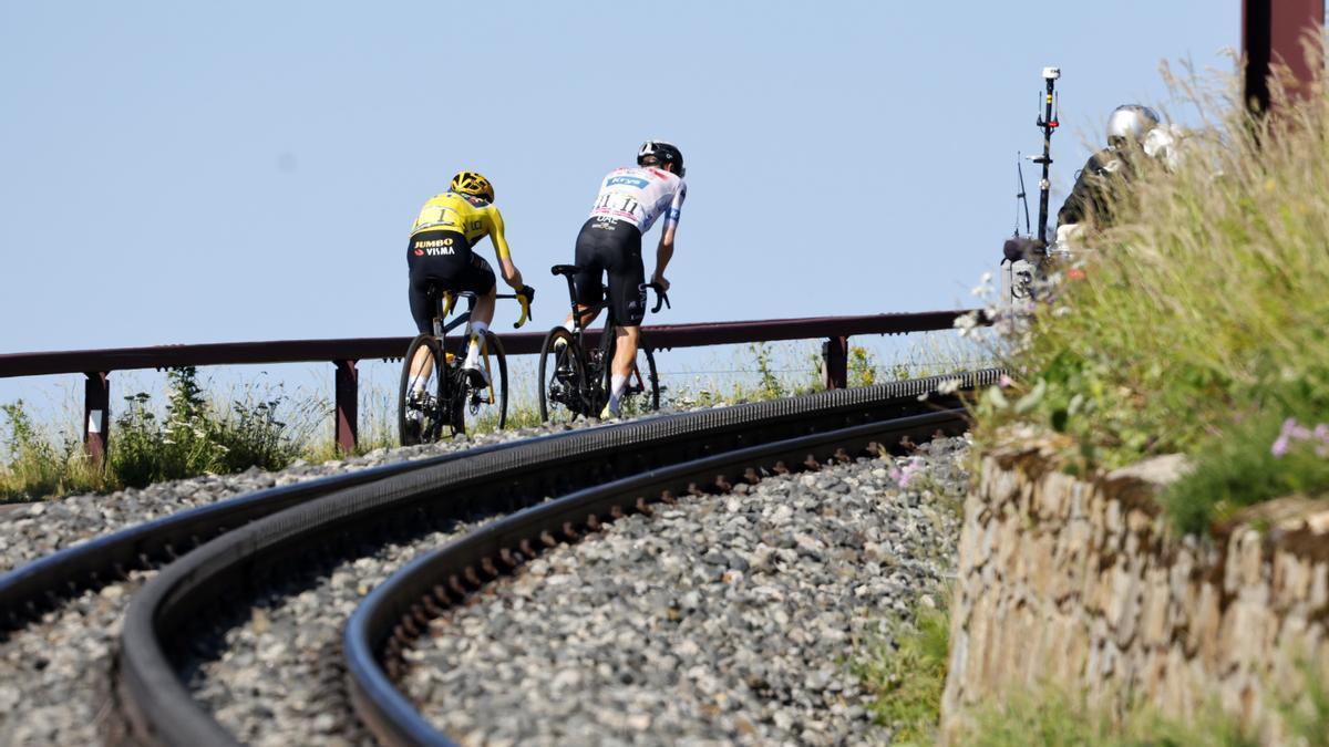 Jonas Vingegaard y Tadej Pogacar en la ascensión al Puy de Dôme.