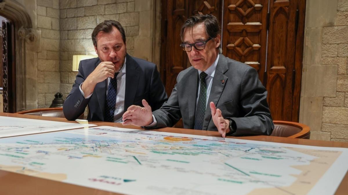 El presidente de la Generalitat, Salvador Illa, con el ministro de Transportes y Movilidad Sostenible del Gobierno, Óscar Puente,