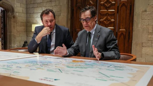 El presidente de la Generalitat, Salvador Illa, con el ministro de Transportes y Movilidad Sostenible del Gobierno, Óscar Puente,