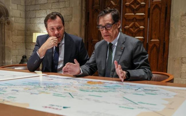 El presidente de la Generalitat, Salvador Illa, con el ministro de Transportes y Movilidad Sostenible del Gobierno, Óscar Puente,