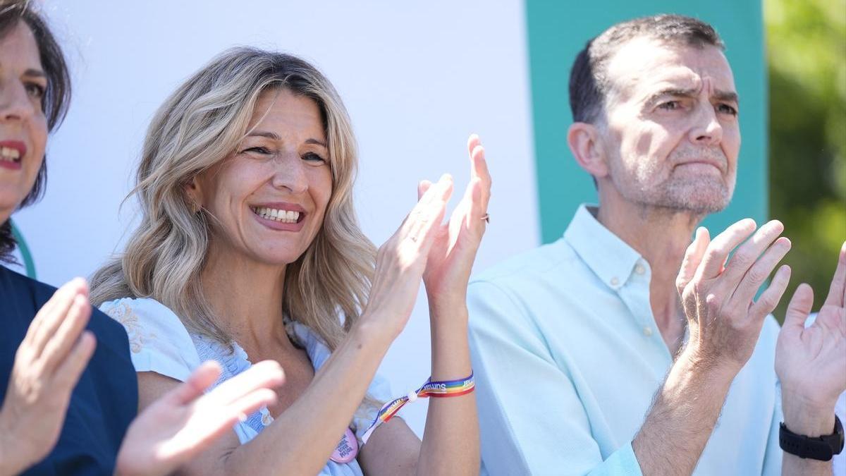 La vicepresidenta segunda del Gobierno y ministra de Trabajo, Yolanda Díaz, y el coordinador federal de IU, Antonio Maíllo, en un acto sobre la reducción de la jornada laboral organizado por Movimiento Sumar e IU en Sevilla