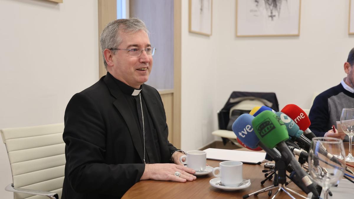 El nuevo obispo de Donostia, Fernando Prado Ayuso, durante su comparecencia este martes en el Seminario.