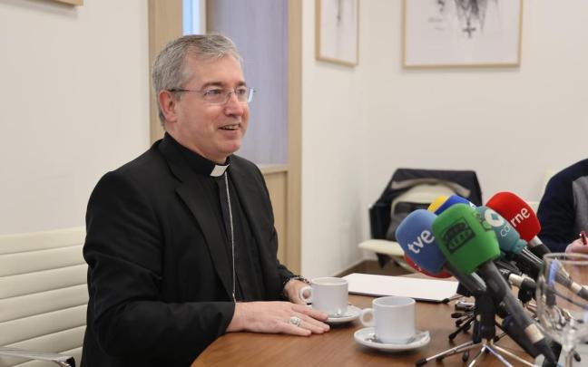El nuevo obispo de Donostia, Fernando Prado Ayuso, durante su comparecencia este martes en el Seminario. El nuevo obispo de Donostia, Fernando Prado Ayuso, durante su comparecencia este martes en el Seminario.