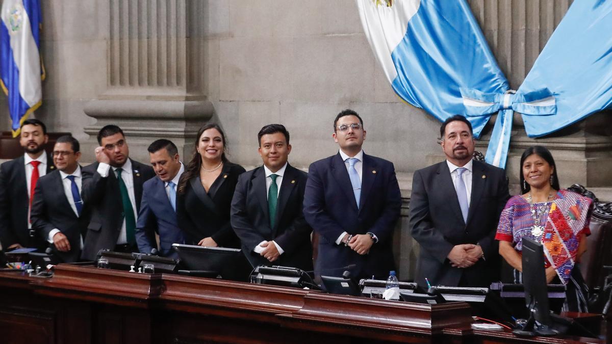 Los nuevos miembros de la mesa del parlamento de Guatemala tras tomar posesión del cargo.