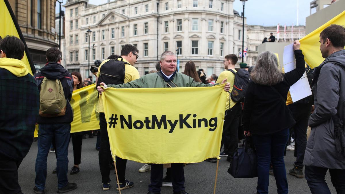 Un manifestante con una pancarta contra la monarquía.