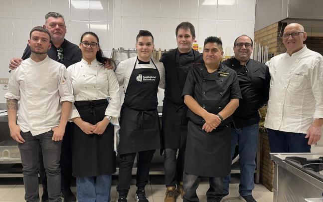 La presentación de la nueva edición de Debabarrena Gourmet tuvo como escenario a la sociedad Itsas Begi de Deba.