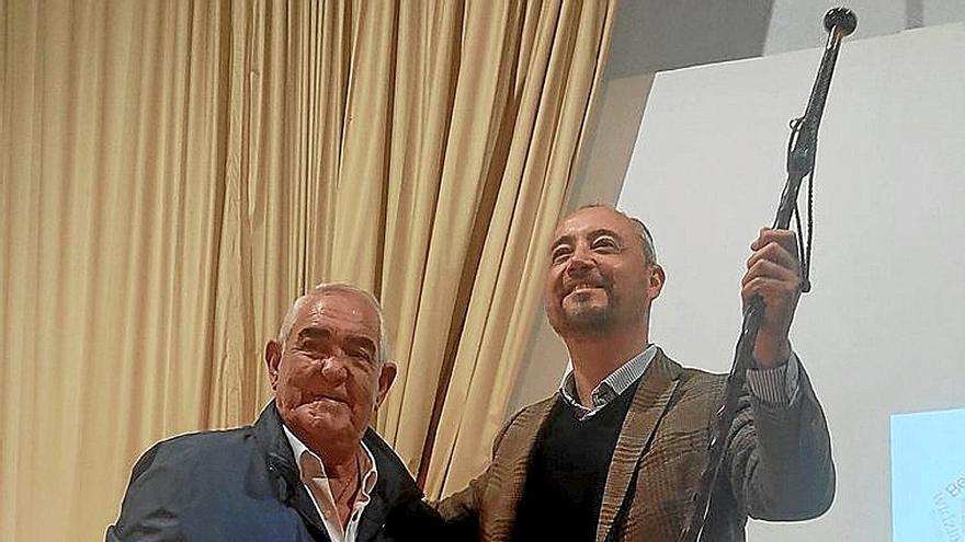 Daniel Ferrera, con la makila que le cedió José Manuel Coterón.