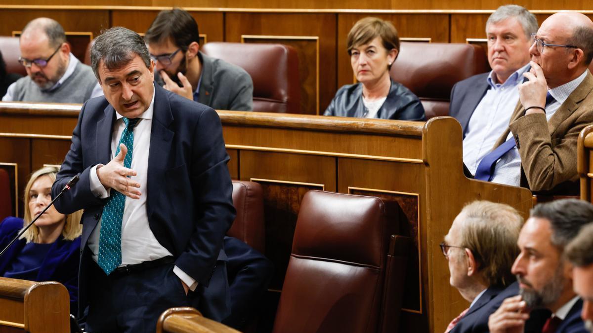El portavoz dle PNV, Aitor esteban, se dirige a Ramón Tamames en la segunda sesión de la moción de censura.