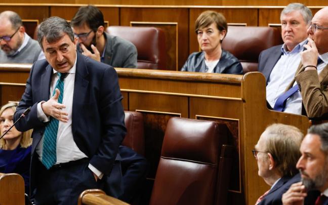 El portavoz dle PNV, Aitor esteban, se dirige a Ramón Tamames en la segunda sesión de la moción de censura. El portavoz dle PNV, Aitor esteban, se dirige a Ramón Tamames en la segunda sesión de la moción de censura.