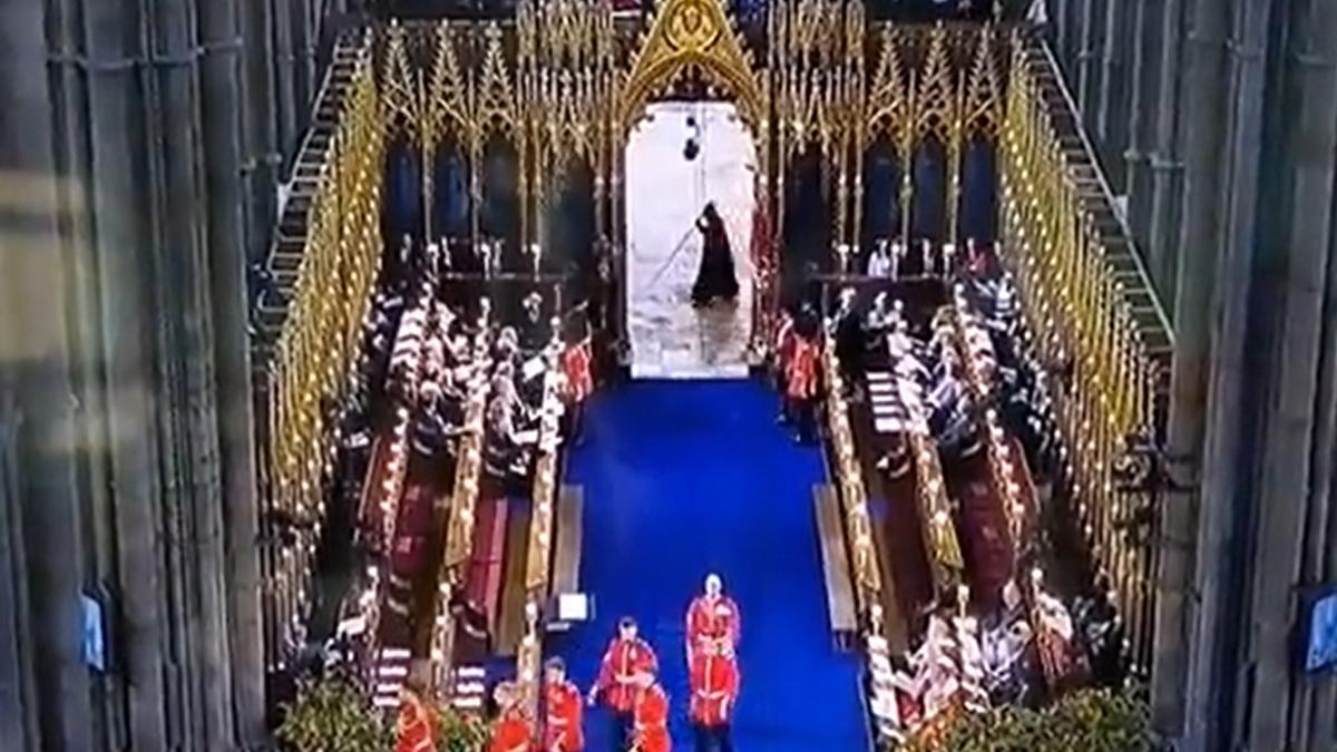 La 'Muerte' cruza la puerta de la Abadía de Westminster.