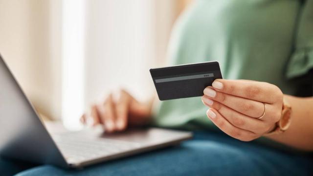 Una persona realiza gestiones bancarias con el ordenador